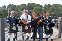 Lensahn. Am Samstag, dem 25. März geht es noch vor der Saisoneröffnung „irisch“ auf dem Museumshof zu. „Drumchapel Mist“ ist eine sehr dynamische Band, die sich der traditionellen irischen und schottischen Folk Musik verschrieben hat. Ob gefühlvoll oder fetzig, instrumental oder gesungen, die Band spielt Lieder von Seefahrern, Fischern, Soldaten, von unglücklicher Liebe und natürlich vom Whiskey. Mitsingen ist ausdrücklich erlaubt und erwünscht. Für das leibliche Wohl ist gesorgt, unter anderem gibt es den deftigen irischen Eintopf „Irish Stew“, irische Bierspezialitäten, Whiskey und natürlich auch alkoholfreie Getränke. Einlass ist ab 19 Uhr und Beginn um 20 Uhr. Die Karten kosten im Vorverkauf 8 Euro und an der Abendkasse 10 Euro. Erhältlich sind die Karten im Museumsbüro und Buchladen Lensahn in Lensahn. (red)