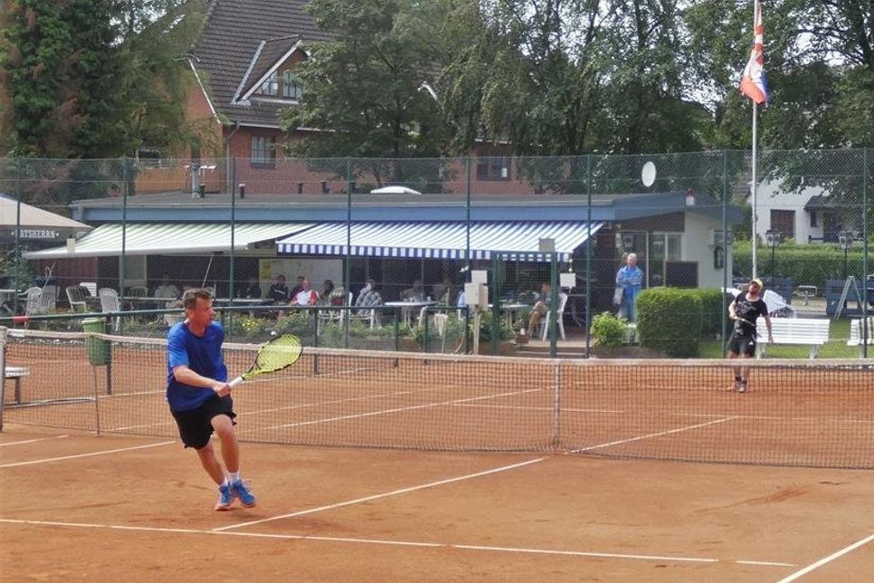 Die Teilnehmer und Zuschauer sorgten für gute Stimmung auf der Tennisanlage.
