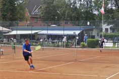 Die Teilnehmer und Zuschauer sorgten für gute Stimmung auf der Tennisanlage.
