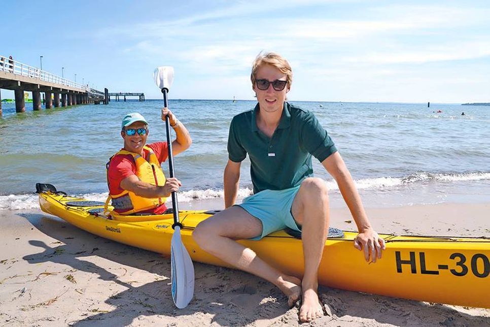 Der dreifache Olympiasieger Rüdiger Helm (im Kajak sitzend) freut sich mit Fritz Benjamin Boeden von der TSNT GmbH über das neue Angebot des Sport-StrandKlubs. (Foto: René Kleinschmidt)