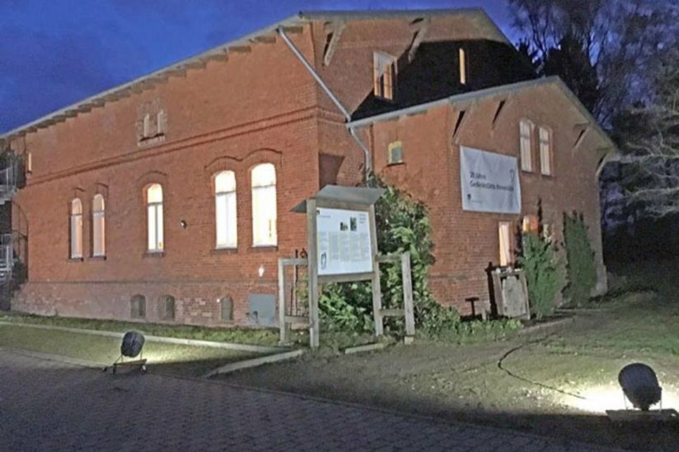 Am Abend des 27. Januar war die Gedenkstätte Ahrensbök zur Aktion #LichterGegenDunkelheit illuminiert.