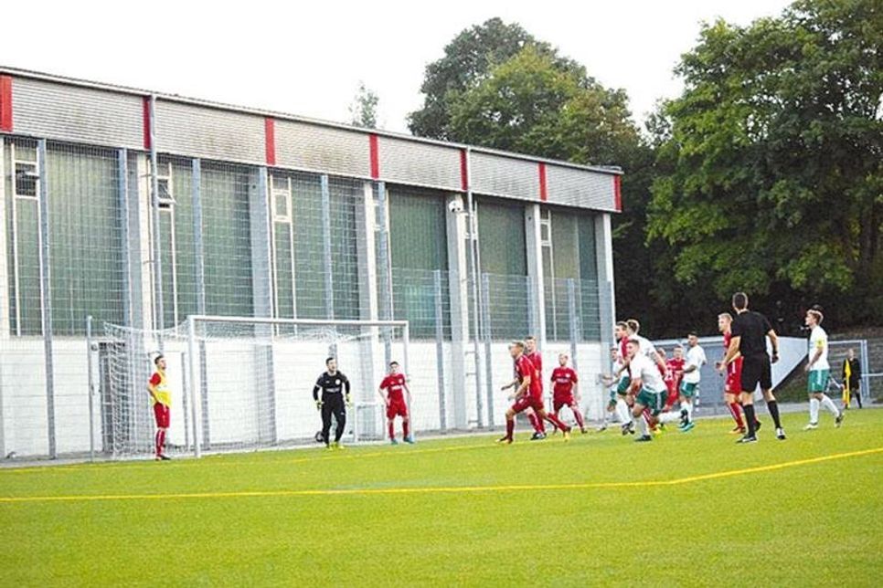 Der TSV Klausdorf drängt auf einen Torerfolg.