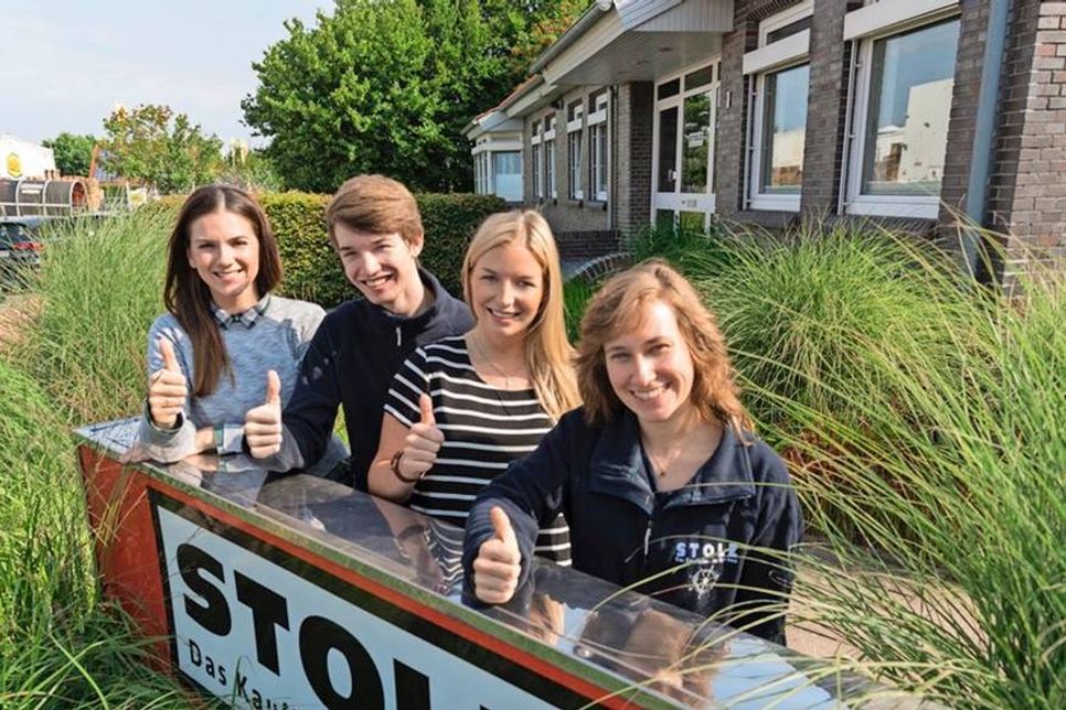 Der Auszubildende für Mediengestaltung und die beiden Auszubildenden im Bereich Kauffrau für Büromanagement mit Frau Melcher (Ausbilderin Mediengestaltung, vorne re.). Alle arbeiten auf der Insel Fehmarn in den Zentral-Bürogebäuden.