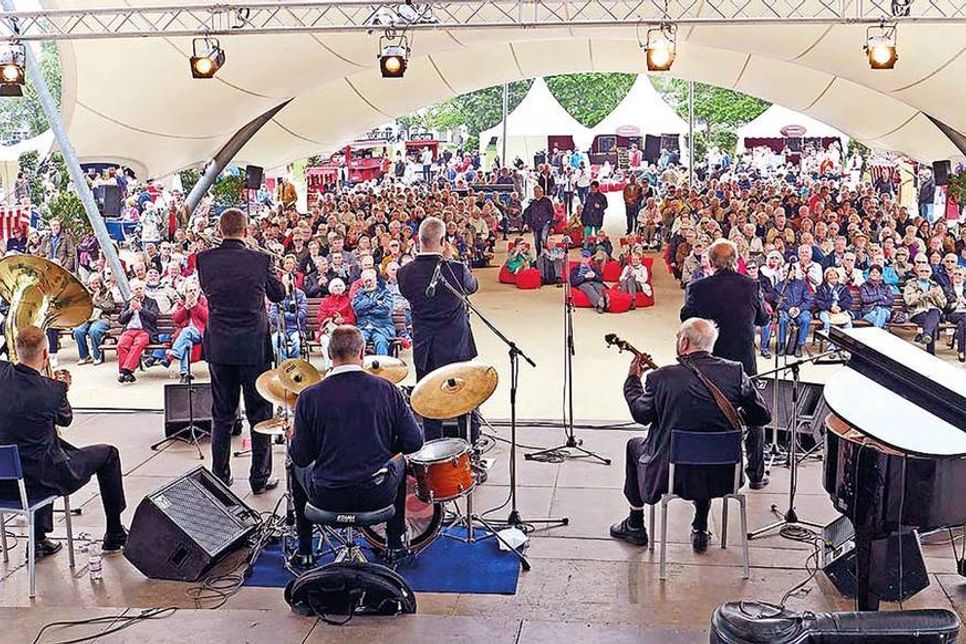 Heißer Tipp für einen launigen Pfingstausflug: Vom 13. bis 16. Mai findet im Brügmanngarten in Travemünde das beliebte Jazzfestival statt.