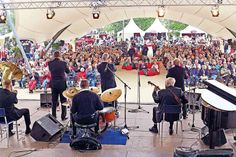 Heißer Tipp für einen launigen Pfingstausflug: Vom 13. bis 16. Mai findet im Brügmanngarten in Travemünde das beliebte Jazzfestival statt.