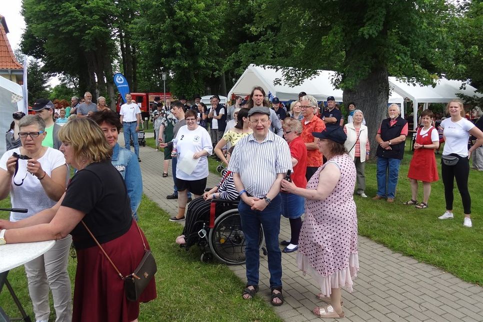 Bewohner, Mitarbeiter, Angehörige und Gäste feierten ein fröhliches Sommerfest.