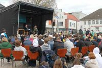 Lesung auf dem Marktplatz am Vortag mit Kinder- und Jugendbuchautorin Kirsten Boie vor Schülerinnen und Schülern aus ihrem neuen Buch „Heul doch nicht, du lebst ja noch“. Inhaltlich geht es in dem Roman um Ereignisse im Frühsommer 1945.
