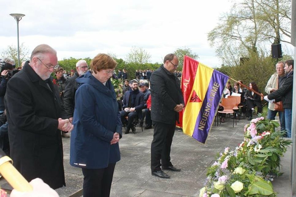 Kreispräsident Harald Werner, Innenministerin Sabine Süttlerlin-Waack und Bürgermeister Mirko Spieckermann (v. lks.) bei der Kranzniederlegung.