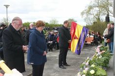 Kreispräsident Harald Werner, Innenministerin Sabine Süttlerlin-Waack und Bürgermeister Mirko Spieckermann (v. lks.) bei der Kranzniederlegung.
