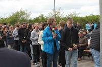 Schülerinnen und Schüler legten Blumen nieder.