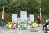 Zahlreiche Kränze wurden am Ehrenmal niedergelegt.