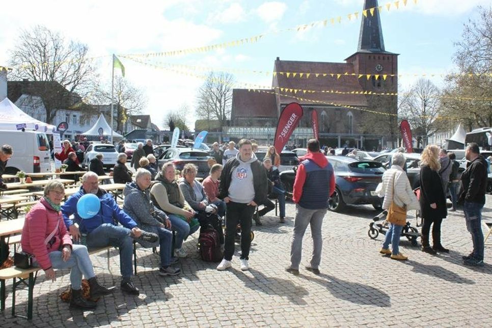 Autos und mehr. Viele Attraktionen lockten auf den Marktplatz.