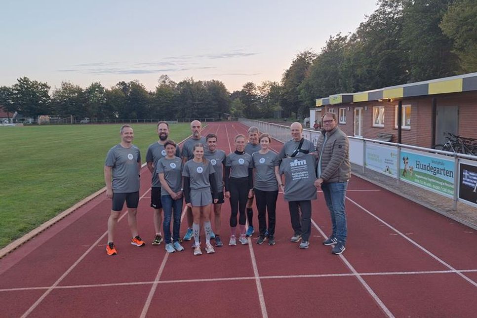 Bastian Garken von der afm Unternehmensgruppe aus Scharbeutz kleidete die Lionsrunner des TSV Neustadt ein.