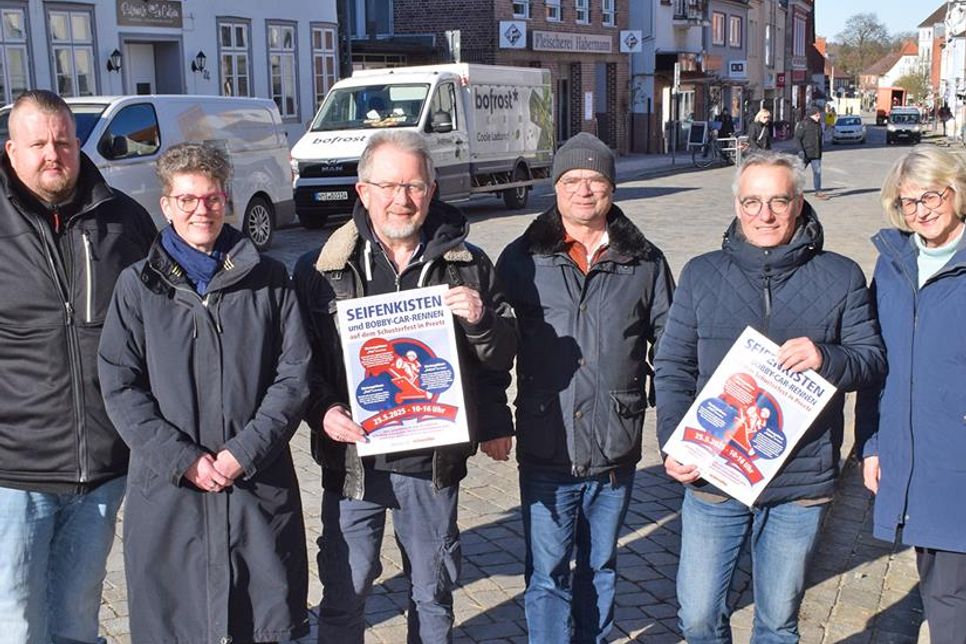 Die Schusterfest-Organisatoren freuen sich auf zahlreiche Anmeldungen für die Neuauflage des traditionellen Preetzer Seifenkistenrennens (v.l.): Sascha Gallinat, Stephanie Ambaum, Klaus Mende, Felix Franke und Katrin Peters-Leber mit Bürgermeister Tim Brockmann (2.v.r.).