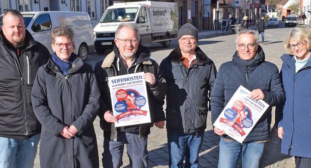 Die Schusterfest-Organisatoren freuen sich auf zahlreiche Anmeldungen für die Neuauflage des traditionellen Preetzer Seifenkistenrennens (v.l.): Sascha Gallinat, Stephanie Ambaum, Klaus Mende, Felix Franke und Katrin Peters-Leber mit Bürgermeister Tim Brockmann (2.v.r.).
