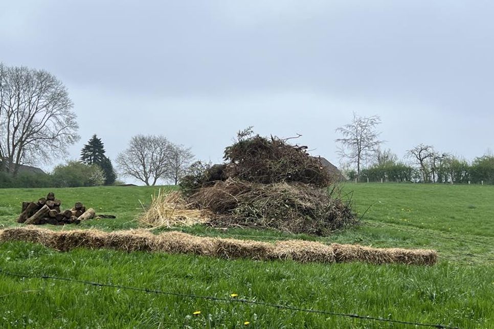 In Roge wurde schon am Gründonnerstag das Osterfeuer entzündet. Hier feiert traditionell das ganze Dorf mit.