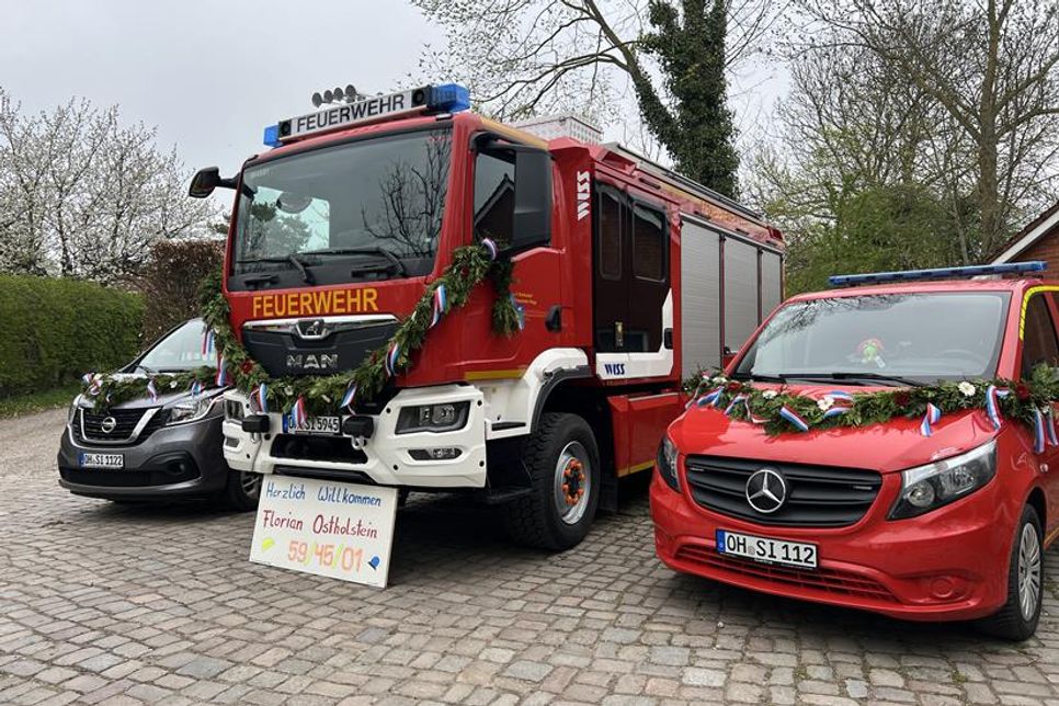 „Herzlich willkommen in der Feuerwehr Roge“, hieß es für diese drei Fahrzeuge.
