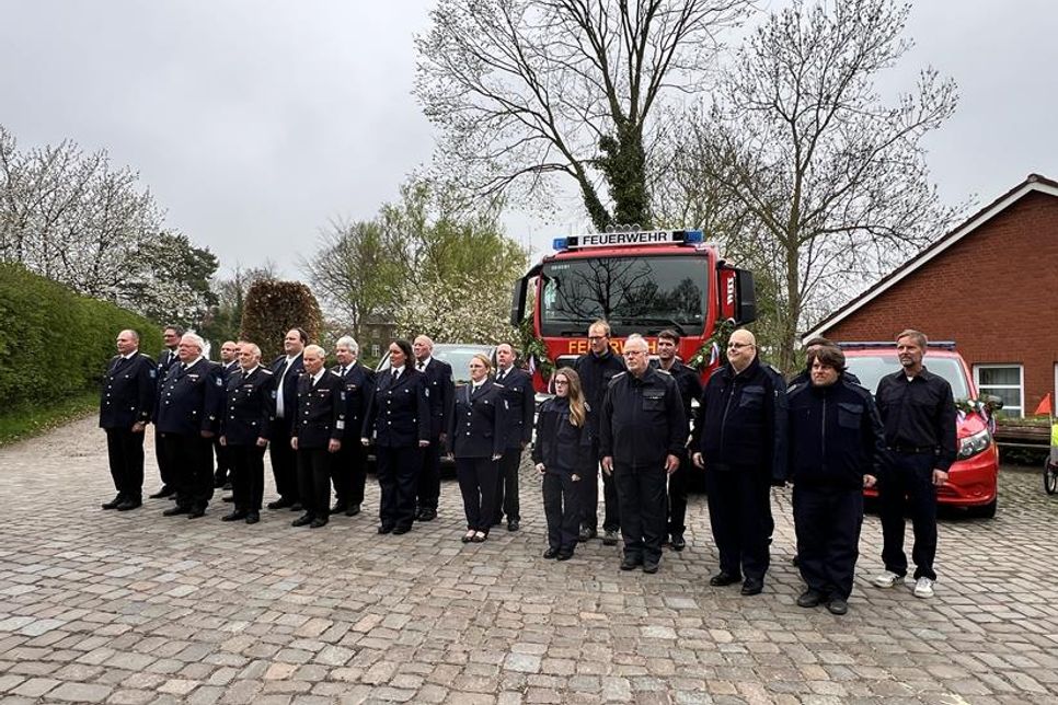 Die Wehren Sierksdorf und Roge nahmen vor den neuen Fahrzeugen Aufstellung.