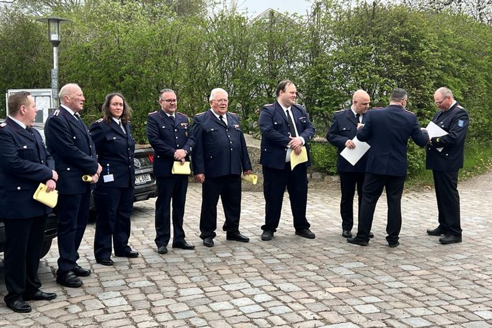 Gemeindewehrführer Dirk Joedicke (re.) und Ortswehrführer Marcel Schüler (2. v. re.) ehrten langjährige Mitglieder.
