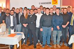 Stolz auf die bestandenen Prüfungen: Die Junggesellen präsentierten sich im Rahmen der Freisprechungsfeier mit Innungs-Obermeister Ralf Bastian und den Lehrern Finn-Hendrik Zöllkau, Burghard Hoechst und Klassenlehrer Joern Prigge. Mit auf dem Foto sind drei weitere Junggesellen, die ihre Prüfung bereits 2024 abgelegt hatten.