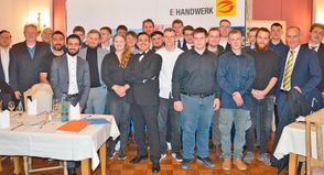 Stolz auf die bestandenen Prüfungen: Die Junggesellen präsentierten sich im Rahmen der Freisprechungsfeier mit Innungs-Obermeister Ralf Bastian und den Lehrern Finn-Hendrik Zöllkau, Burghard Hoechst und Klassenlehrer Joern Prigge. Mit auf dem Foto sind drei weitere Junggesellen, die ihre Prüfung bereits 2024 abgelegt hatten.