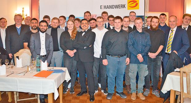 Stolz auf die bestandenen Prüfungen: Die Junggesellen präsentierten sich im Rahmen der Freisprechungsfeier mit Innungs-Obermeister Ralf Bastian und den Lehrern Finn-Hendrik Zöllkau, Burghard Hoechst und Klassenlehrer Joern Prigge. Mit auf dem Foto sind drei weitere Junggesellen, die ihre Prüfung bereits 2024 abgelegt hatten.