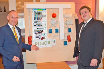 Obermeister Ralf Bastian gratulierte Nico Essrich von der Firma Pioch, Schwentinental. Er hatte die besten Prüfungsergebnisse erzielt sowie auch die beste Brettmontage angefertigt.