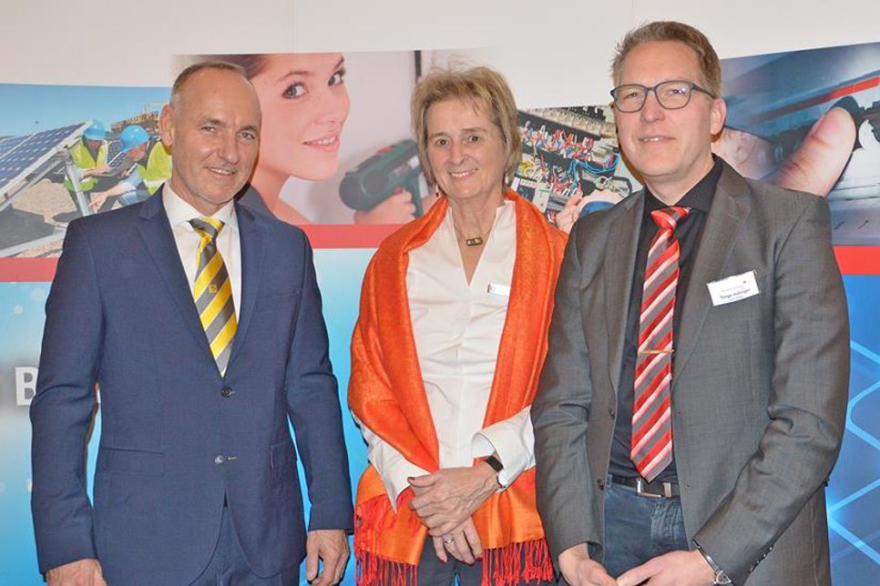 Warme Worte für den erfolgreichen Berufsnachwuchs hatten Obermeister Ralf Bastian (v. l.), Kreispräsidentin Hildegard Mersmann und Schulleiter Torge Indinger.