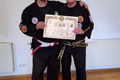 Johnny Vansimpsen (re.) gratuliert Olaf Laur zu seiner Auszeichnung.