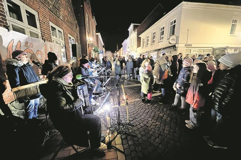 Die Band „unMöglich“ begleitete den Start des Riesen-Adventskalenders mit stimmungsvoller Musik.