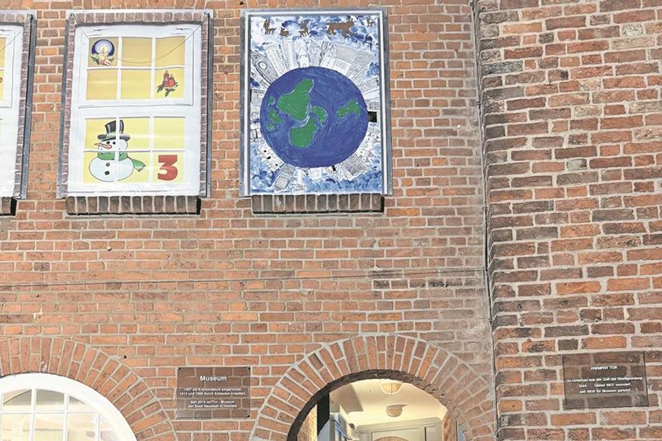 „Wir sind alle Weltklasse“ heißt das Bild der Klasse 4d, das sich hinter dem 1. Türchen verbarg.