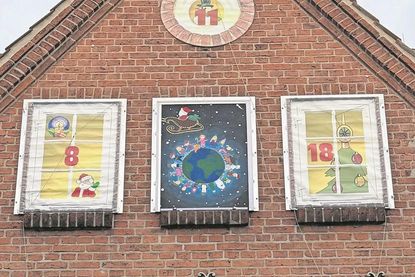 „Wir sind alle Weltklasse“ heißt das Bild der Klasse 4d, das sich hinter dem 1. Türchen verbarg.