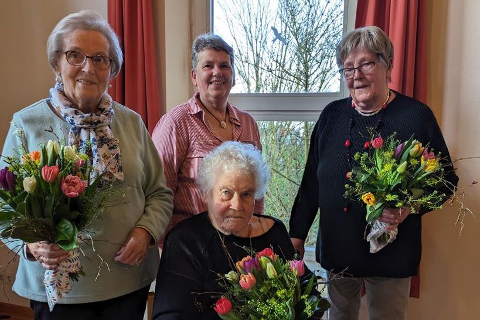 Helga Stich, 1. Vorsitzende Maria Belbe, Karin Wieckhorst und Gerda Pieck (vorn).