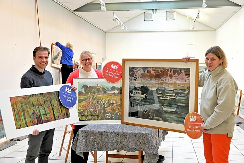Die Museumsleiter (v. l.) Robert Zeltner (Probstei Museum Schönberg), Julia Meyer (Kreismuseum Plön) und Dr. Sabine Behrens (Künstlermuseum Heikendorf) präsentieren eine Bildauswahl zu ihren Schwerpunkthemen rund um den künstlerischen Nachlass von Annemarie Ewertsen.