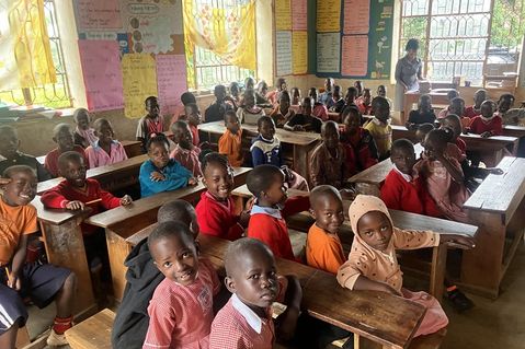 Die Klassen sind mit 45 bis 75 Kindern stark belegt, die jeweils in einem einzigen Raum unterrichtet werden.