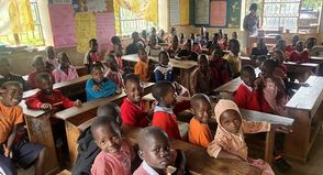 Die Klassen sind mit 45 bis 75 Kindern stark belegt, die jeweils in einem einzigen Raum unterrichtet werden.
