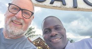 Der Neustädter Lehrer Jörg Cygan (lks.) mit dem Schulleiter Brother Frank.