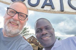 Der Neustädter Lehrer Jörg Cygan (lks.) mit dem Schulleiter Brother Frank.