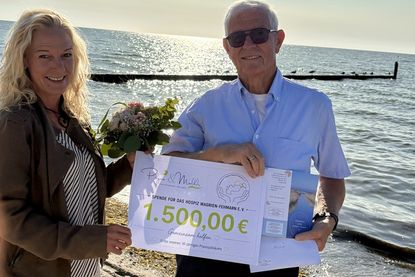 Den symbolischen Scheck überreichte Andrea Kaufhold an den Kassenwart des Fördervereins, Jürgen Haß.