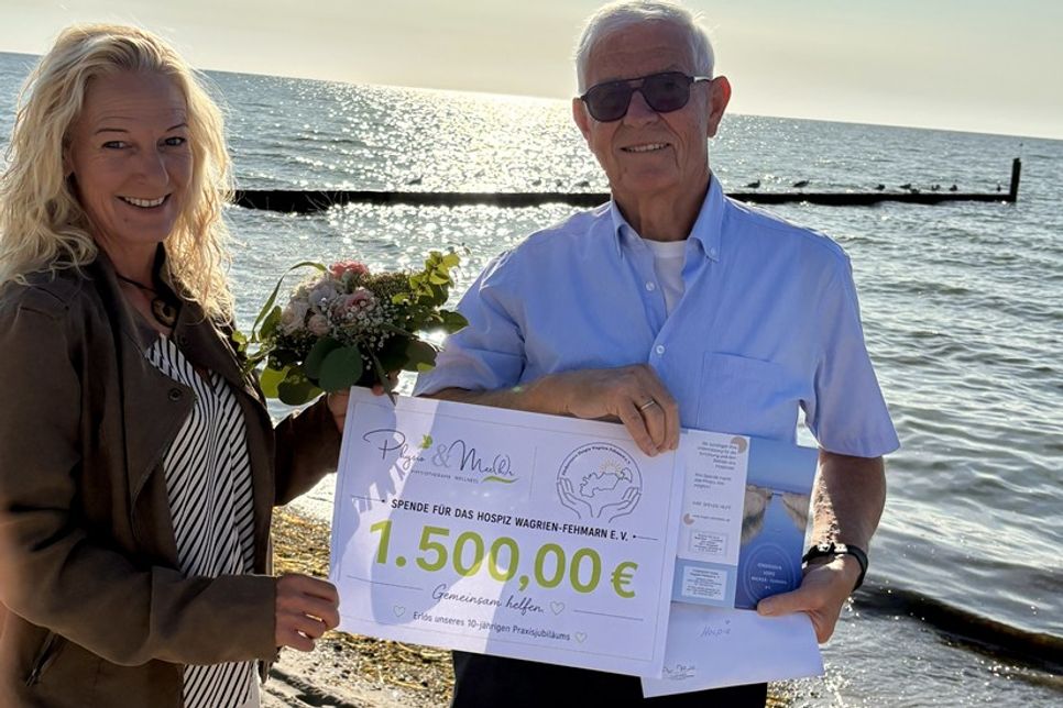 Den symbolischen Scheck überreichte Andrea Kaufhold an den Kassenwart des Fördervereins, Jürgen Haß.