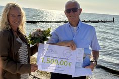 Den symbolischen Scheck überreichte Andrea Kaufhold an den Kassenwart des Fördervereins, Jürgen Haß.