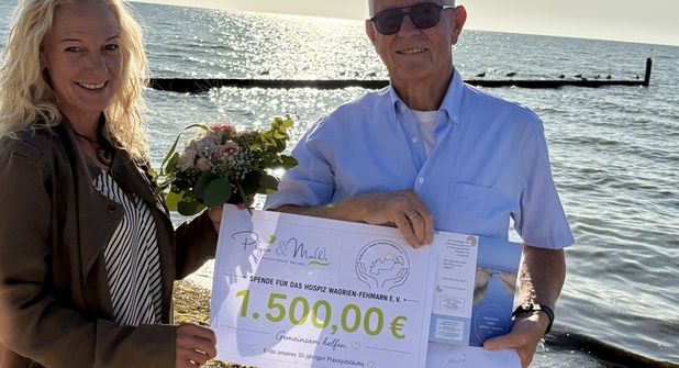 Den symbolischen Scheck überreichte Andrea Kaufhold an den Kassenwart des Fördervereins, Jürgen Haß.