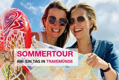 Die reporter-Podcasterinnen Gesche Muchow (lks.) und Kristina Kolbe gehen mit ihrem Podcast „Ostsee-Perlen“ sechs Wochen lang auf große Sommertour.