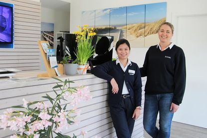 Arestel Cervas und Katharina Dau (re.) sind die sympathischen Ansprechpartnerinnen an der Rezeption am Südkap Pelzerhaken.