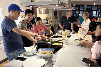 Bei den gemeinsamen Teamabenden versammeln sich die Mitarbeitenden, um gemeinsam zu kochen und sich in lockerer Atmosphäre auszutauschen.
