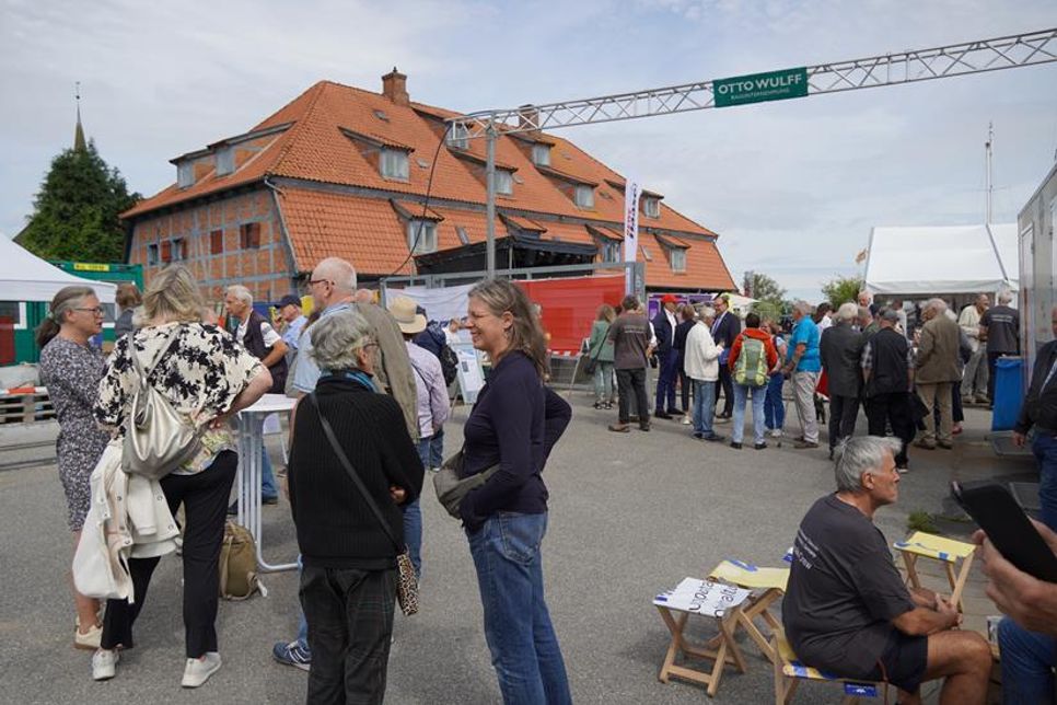 Zahlreiche kunstinteressierte Gäste verfolgten die Eröffnungsfeier.