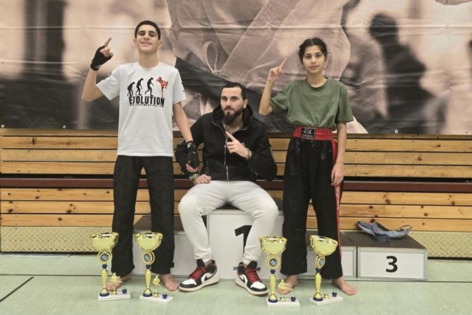 Sonja und Behes Zangana mit ihrem Trainer.