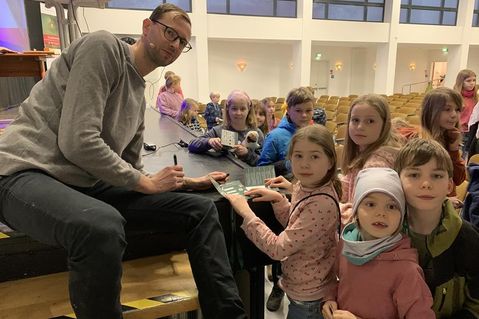 Am Ende der Vorlesung ließen sich die Studentinnen und Studenten ihre Teilnahme im Kinderuni-Ausweis von Dr. Felix Rösch bestätigen.