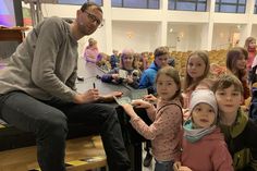 Am Ende der Vorlesung ließen sich die Studentinnen und Studenten ihre Teilnahme im Kinderuni-Ausweis von Dr. Felix Rösch bestätigen.