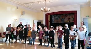 Die Schülerinnen und Schüler des Instrumentenkarussells bei der Abschlussveranstaltung.